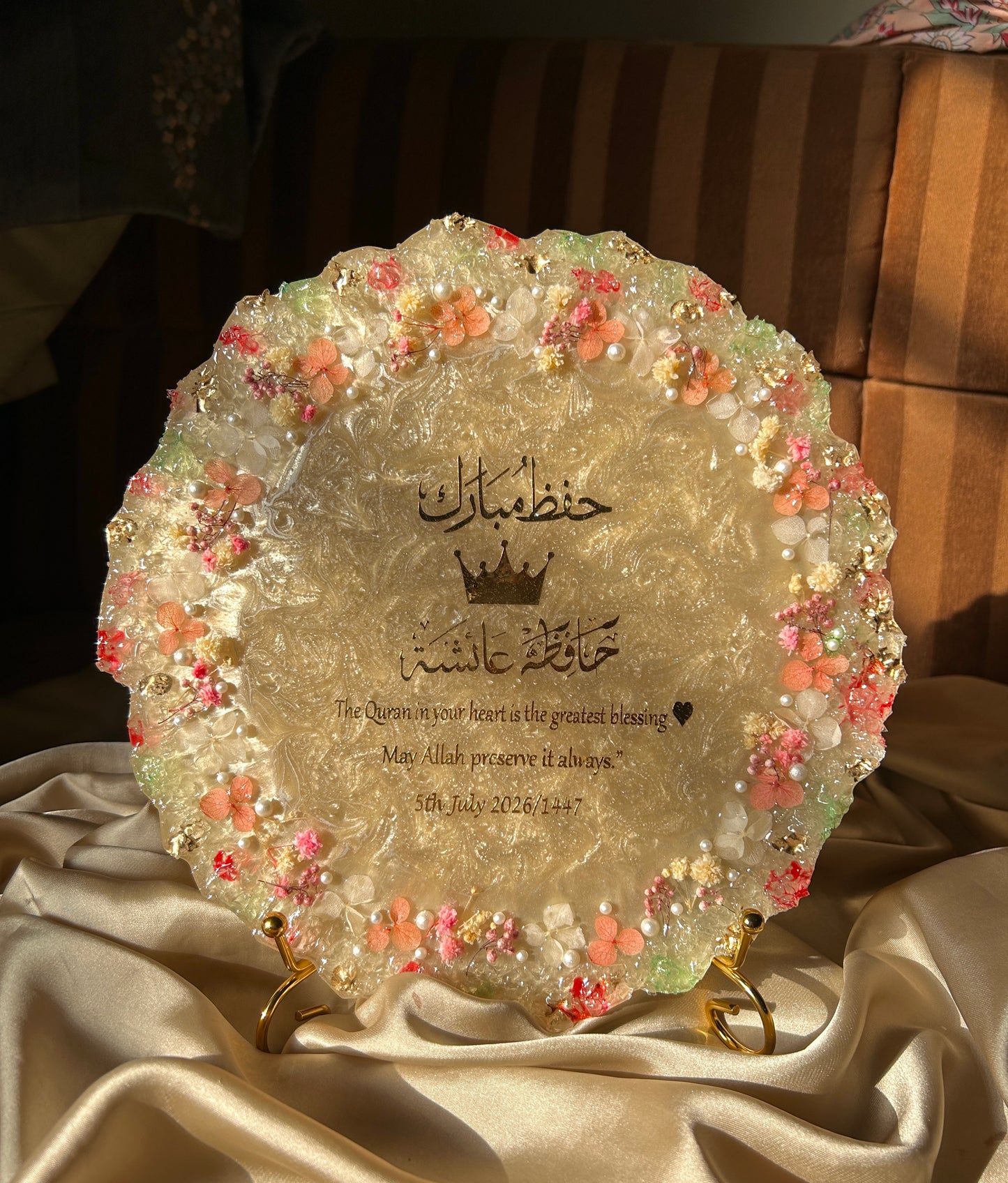 Noor Bloom Hifz Mubarak Resin Keepsake Plaque – 10” Floral Display with Metal Stand