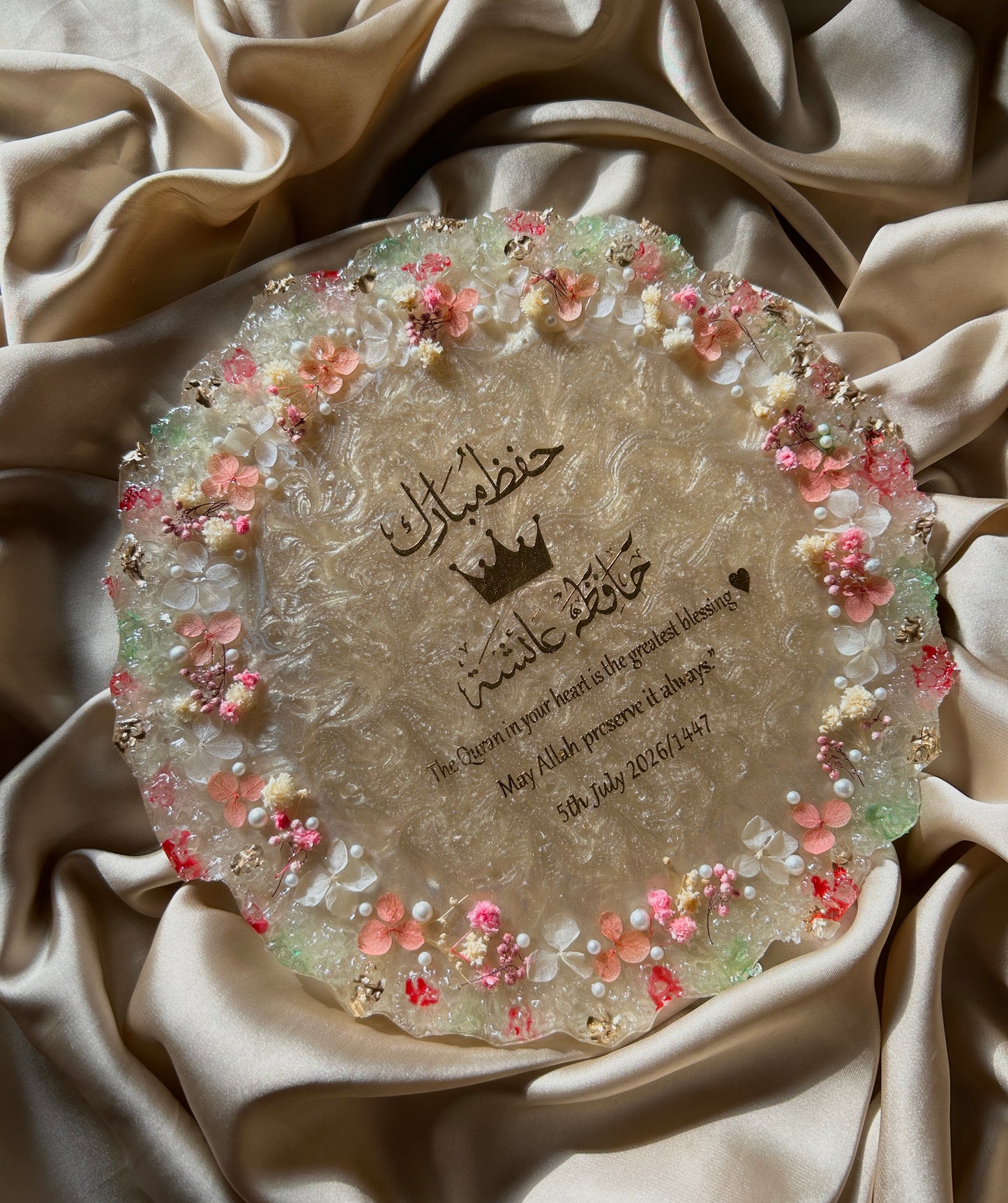 Noor Bloom Hifz Mubarak Resin Keepsake Plaque – 10” Floral Display with Metal Stand